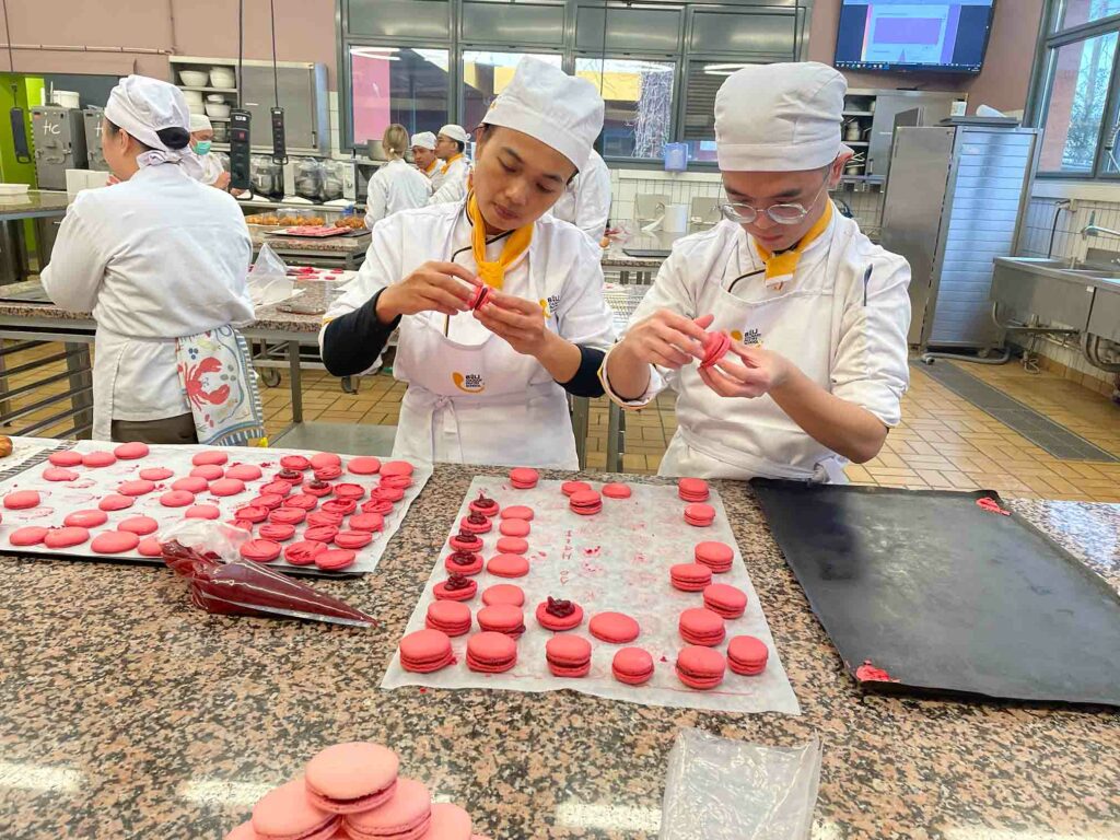 Apprentis de Bali en cours de patisserie - Formations en apprentissage CFAie