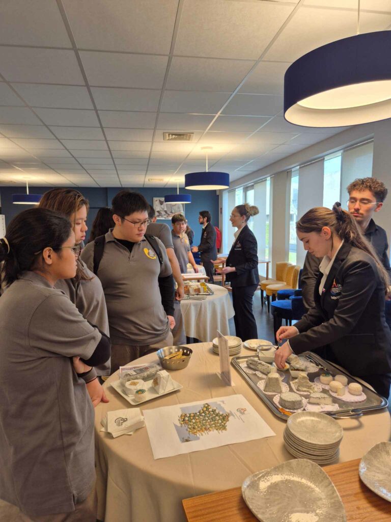 Degustations fromages par des apprentis serveurs du CFAie